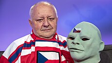 Vasil Simkovi� pózuje v po�adu Zakázané uvoln�ní se svou známou maskou...