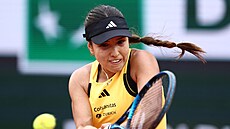 Camila Osoriová z Kolumbie posílá balonek na druhou stranu kurtu ve druhém kole...