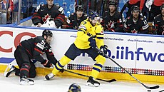 Victor Hedman s pukem na holi p�ed kanadskou st�ída�kou.