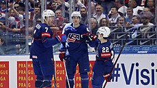 Brady Tkachuk (vlevo) se raduje se spoluhrái z první branky USA proti Lotysku.