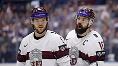 Hrái Lotyka Renars Krastenbergs (vlevo) a Kaspars Daugavins v utkání s USA.