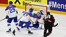 Pierre-Luc Dubois skóruje bekhendem druhý gól Kanady.