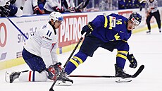 Joel Eriksson se sna�í udr�et puk p�ed Francouzem Robinem Colombanem.