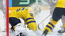 Filip Gustavsson v ledové sprce bhem utkání o bronz.