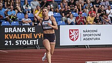 Nikola Ogrodníková hází na Zlaté trete.