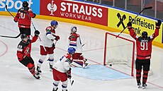 Radost kanadských hokejist z úvodní branky v zápase s eskem.