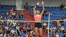 Amálie �vábíková p�ekonává la�ku na Zlaté tret�e.