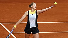 Karolína Plí�ková podává v prvním kole Roland Garros.