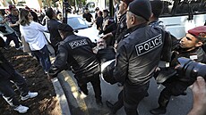 Lidé v arménském Jerevanu protestují proti vlád premiéra Nikoly Painjana. Na...