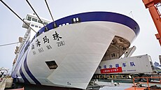 ínský trajekt Po-chaj Ma-u v pístavu Jen-tchaj v ín (13. dubna 2022)
