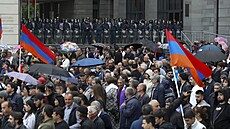 Lidé v arménském Jerevanu protestují proti vlád premiéra Nikoly Painjana. Na...