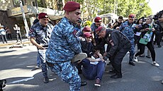 Lidé v arménském Jerevanu protestují proti vlád premiéra Nikoly Painjana. Na...