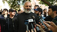 Arménský arcibiskup Bagrat Galstanjan vede souasné protesty proti tamnímu...