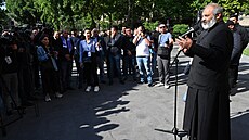 Arménský arcibiskup Bagrat Galstanjan vede souasné protesty proti tamnímu...