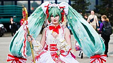P�edák sudetských N�mc� Bernd Posselt a ú�astnice Animefestu