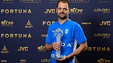 Marek Matjovský, záloník Mladé Boleslavi, pózuje s cenou Ligové fotbalové...