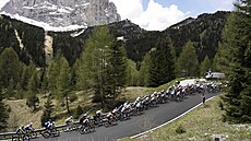 Cyklisté bhem sedmnácté etapy italského Gira.