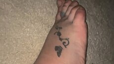 Britney Spears zve�ejnila snímek své poran�né nohy po incidentu v hotelu...