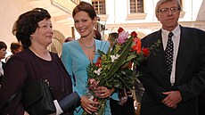 Jana Doleelová s rodii pi promoci (2004)