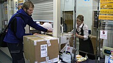 Pota ped Vánoci zaívá nápor zákazník. Na snímku pota u nádraí v Liberci.