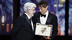 Americký re�isér Sean Baker p�evzal cenu Zlatá palma na festivalu v Cannes za...