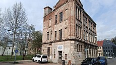 Zchátralá budova bývalé Linserky v Liberci.