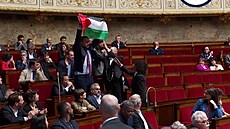 Francouzsk poslanec byl vykzn z parlamentu za mvn palestinskou vlajkou