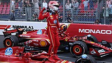 Charles Leclerc slaví vítzství na Velké cen Monaka.