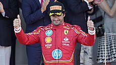 Charles Leclerc se raduje z vítzství na Velké cen Monaka.