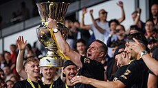 Sparanský trenér Brian Priske slaví se svými svenci ligový titul.