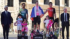 PREMIÉRA. Tadej Poga�ar p�i svém debutu ovládl Giro d'Italia, druhý skon�il...