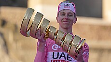 Tadej Poga�ar s premiérovou trofejí pro vít�ze Giro d'Italia.