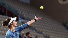 Barbora Krejíková si nadhazuje míek v prvním kole Roland Garros.