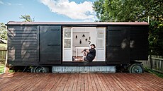 Tomá� ke své maringotce p�idal i d�ev�nou terasu, kde lze stolovat i odpo�ívat...