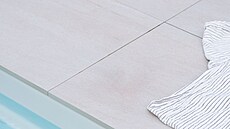 Pi plánování prostoru kolem bazénu se rodina rozhodla poloit dladice s 2 cm...