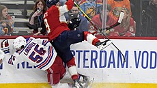 Stet Sama Bennetta (vpravo) z Floridy s Ryanem Lindgrenem z New York Rangers.