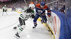 Wyatt Johnston (vlevo) z Dallasu v souboji s Connorem McDavidem z Edmontonu.