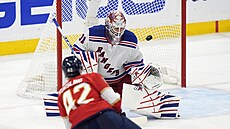 Gustav Forsling z Floridy pekonává brankáe Igora esjorkina z New York...