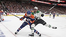 Mason Marchment (vpravo) z Dallasu bojuje s Codym Cecim z Edmontonu.