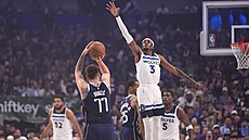Luka Don�i� z Dallasu st�ílí na ko� Minnesoty. Clonit se mu sna�í Jaden...