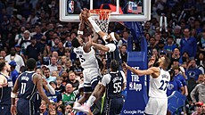 Daniel Gafford (pod ko�em vpravo) z Dallasu blokuje zakon�ujícího Anthonyho...