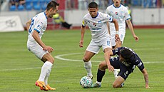 Filip Kubala (vlevo) z Baníku Ostrava sleduje souboj spoluhrá�e Ewertona s  Kim...