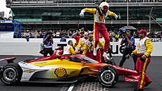 Americký pilot Josef Newgarden se raduje z triumfu v závod� 500 mil v...