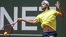 Tomá Machá v duelu s Novakem Djokoviem v semifinále turnaje v enev.