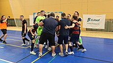 Plzetí futsalisté se radují z mistrovského titulu.
