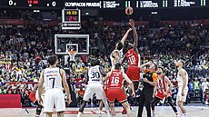 O mí� bojují Walter Tavares (vlevo) z Realu Madrid a Moustapha Fall z...