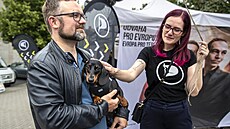 Pirátský mítink na Kladn. tykou na kandidátce je Mikulá Peksa, dvojkou je...