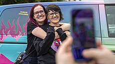 Pirátský pedvolební mítink v Kladn. Markéta Gregorová s elektro dodávkou s...