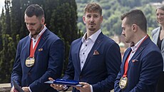 Roman �ervenka obdr�el za celý tým památe�ní medaili Karla Kramá�e. (29. kv�tna...