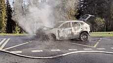 Poár osobního automobilu u abertamské kiovatky. Plameny vz zcela zniily....